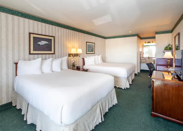 Emerald Dolphin Inn & Mini Golf