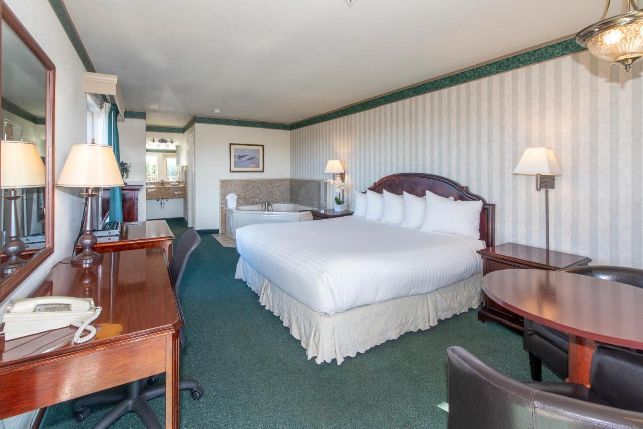 Emerald Dolphin & Mini Golf Hotel 3*